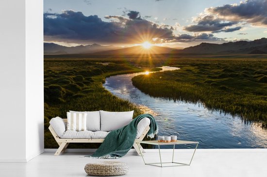 Behang - Fotobehang Zonsondergang boven een kalme rivier - Breedte 600 cm x hoogte 400 cm