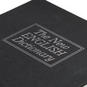 Zwarte boekkluis met zilverkleurige opdruk 'The New English Dictionary'.
