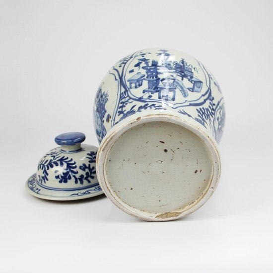Een antieke gemberpot van Chinees porselein met een blauw op wit