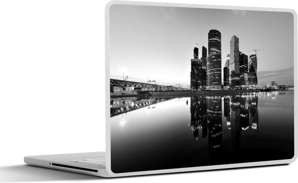Afbeelding van product SleevesAndCases  Laptop sticker - 15.6 inch - Verlichte wolkenkrabbers met reflectie - zwart wit