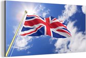 Wanddecoratie Metaal - Aluminium Schilderij Industrieel - De vlag van het Verenigd Koninkrijk wappert in de lucht - 120x60 cm - Dibond - Foto op aluminium - Industriële muurdecoratie - Voor de woonkamer/slaapkamer