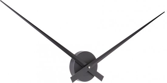 Aiguilles de montre noires avec un cadran rond gris foncé.
