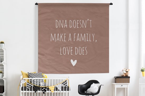 Wandkleed - Wanddoek - Engelse quote "DNA doesn't make a family, love does" met een hartje tegen een bruine achtergrond - 180x180 cm - Wandtapijt