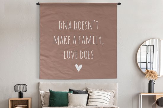 Wandkleed - Wanddoek - Engelse quote "DNA doesn't make a family, love does" met een hartje tegen een bruine achtergrond - 180x180 cm - Wandtapijt