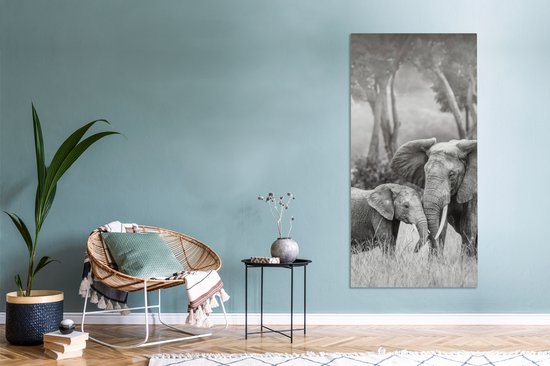Canvas Schilderij Baby olifant met haar moeder in zwart-wit - 80x160 cm - Wanddecoratie