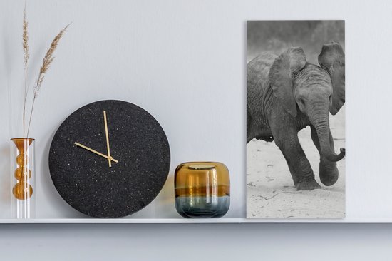 Canvas Schilderij Olifant - Baby - Dieren - Pad - Zwart wit - 20x40 cm - Wanddecoratie