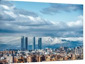Industriële skyline van Madrid voor besneeuwde bergen - Foto op Dibond - 90 x 60 cm
