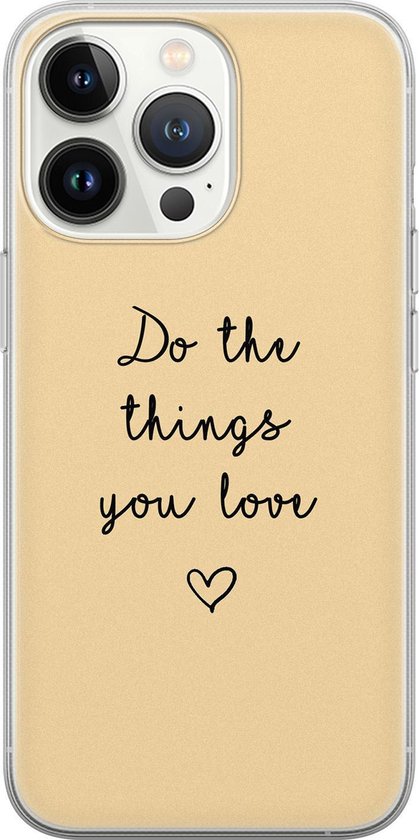 Coque transparente avec fond jaune et le texte 'Do the things you love' en écriture noire.
