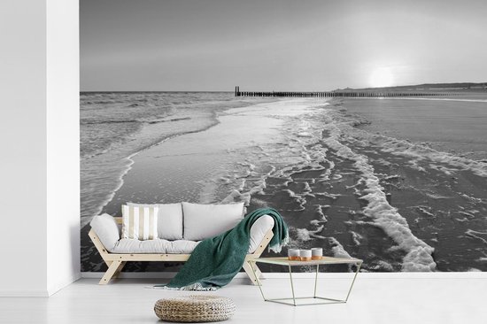 Behang - Fotobehang Het strand bij Domburg - zwart wit - Breedte 450 cm x hoogte 300 | bol.com