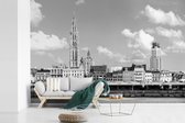 Behang - Fotobehang Antwerpen rivierfront - zwart wit - Breedte 600 cm x hoogte 400 cm