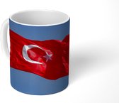 Mok - Een Turkse vlag in de blauwe lucht - 350 ML - Beker