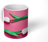 Mok - Twee witte tulpen op roze achtergrond - 350 ML - Beker