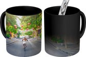 Magische Mok - Foto op Warmte Mok - Vrouw fietst onder lampionnen door - 350 ML