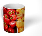 Mok - Twee bakken met rode en gele paprika's op een markt - 350 ML - Beker