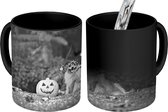 Magische Mok - Foto op Warmte Mok - Hond is klaar voor Halloween - zwart wit - 350 ML