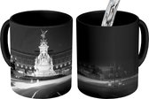 Magische Mok - Foto op Warmte Mok - Buckingham Palace in de nacht - zwart wit - 350 ML