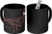 Magische Mok - Foto op Warmte Mok - Koffiebonen gemorst op een donkere tafel uit een kopje - 350 ML