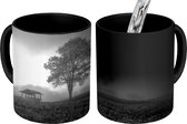 Magische Mok - Foto op Warmte Mok - Boom naast een huisje in de mist - zwart wit - 350 ML