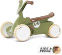 Groene loopauto met bruine zitting en handvatten, en witte velgen met beige banden. Cijfer '85' op de zijkant.