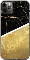 Geschikt voor iPhone 13 Pro Max hoesje - Marmer print - Zwart - Goud - Siliconen Telefoonhoesje