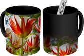 Magische Mok - Foto op Warmte Mok - Een tuin met rood met witte tulpen - 350 ML