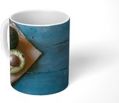 Mok - Avocado's op theekleed op een blauwe tafel - 350 ML - Beker