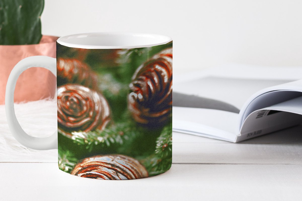 Mok - Koffiemok - Een close-up van dennenappels bij de kerstboom - Mokken - 350 ML - Beker - Koffiemokken - Theemok