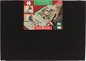 Zwarte puzzelmap met label "PortaPuzzle Standard 1000", waarop een vrouw een puzzel aan het leggen is.