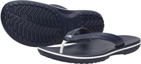 Onderkant en zijkant van een donkerblauwe Crocs band flip-flop met witte strepen.