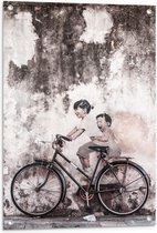 Tuinposter – Geparkeerde Fiets tegen Muurschildering van Twee Kinderen op een Fiets - 60x90 cm Foto op Tuinposter (wanddecoratie voor buiten en binnen)