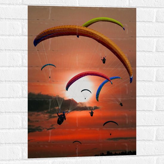 Muursticker - Grote Groep Paragliders tijdens Roodkleurige Zonsondergang - 50x75 cm Foto op Muursticker