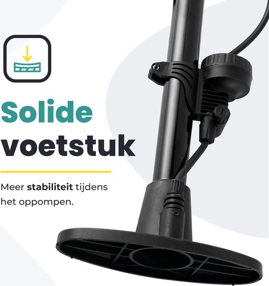 Zwarte fietspomp met oranje handvat en een solide voetstuk. Tekst: Solide voetstuk. Meer stabiliteit tijdens het oppompen.