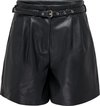 Zwarte kunstleren shorts met hoge tailleband, riemlussen, gesp en steekzakken.