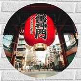 Muursticker Cirkel - Mega Rode Lampion met Chinese Tekens in Grote Stad - 50x50 cm Foto op Muursticker