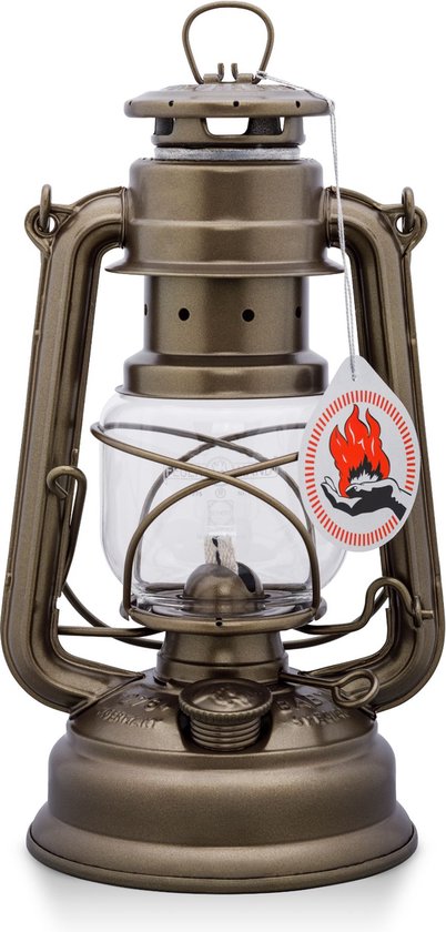 Bronzen Feuerhand stormlantaarn met label, staand op witte achtergrond.