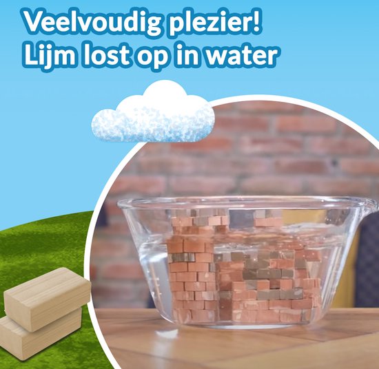 Blocs en bois flottant dans un bol d'eau en verre. La colle se dissout dans l'eau.