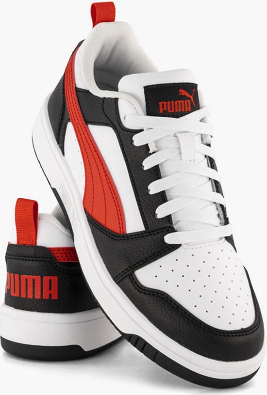 Puma sneakers in wit, zwart en rood. Met rode Puma-streep op de zijkant en rode Puma-logo op de achterkant.