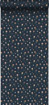 ESTAhome behangpapier bloemetjes donkerblauw, terracotta, groen en wit - 139359 - 0,53 x 10,05 m