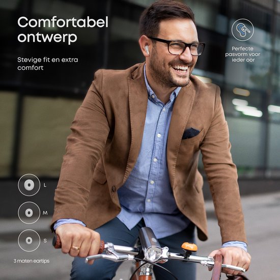 Man op fiets met bril en bruine jas, draagt witte oordopjes. Tekst: 'Comfortabel ontwerp', 'Stevige fit en extra comfort', '3 maten eartips'.