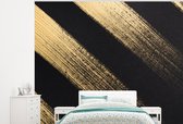 Behang - Fotobehang Gouden verfstrepen op een zwarte achtergrond - Breedte 300 cm x hoogte 240 cm