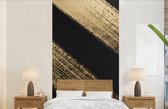 Behang - Fotobehang Gouden verfstrepen op een zwarte achtergrond - Breedte 120 cm x hoogte 240 cm