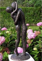 Tuinbeeld - modern bronzen beeld - zoenend liefdespaar - Bronzartes - 48 cm hoog