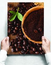 Wandbord: Koffiebonen gemalen in een houten kommetje - 30 x 42 cm