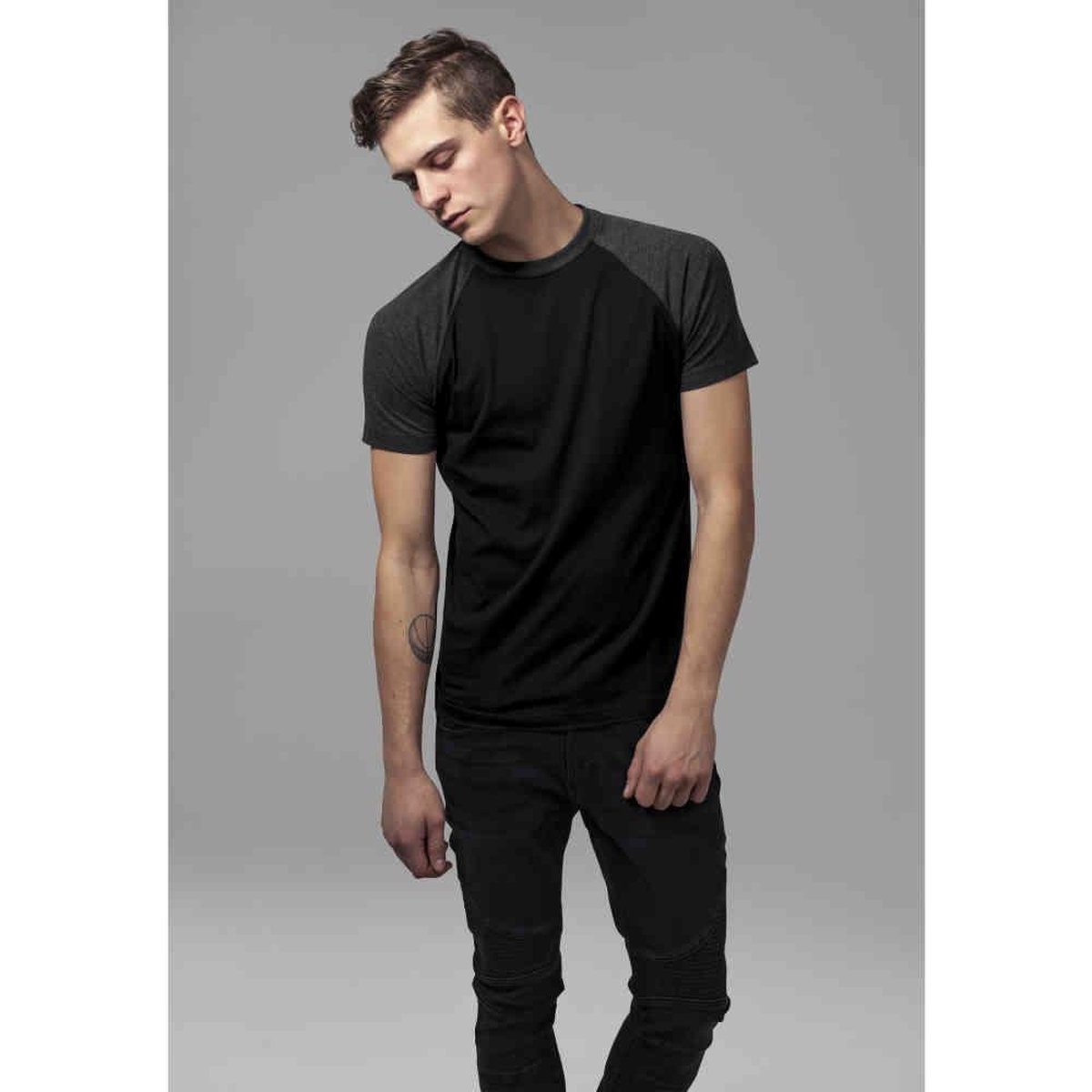 Urban Classics Raglan Contrast Tee Heren T-shirt /houtskool M Zwart