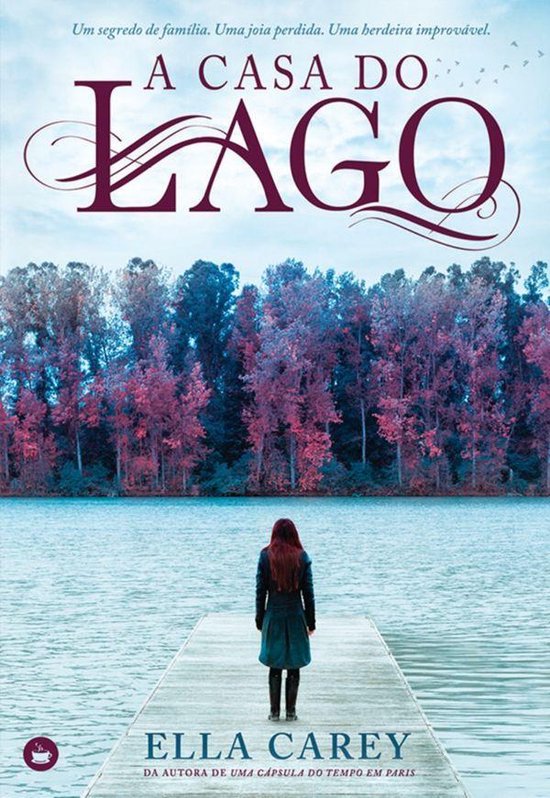 Een vrouw staat op een pier aan een meer, met bomen met roze en paarse bladeren op de achtergrond. Titel: A Casa do Lago.