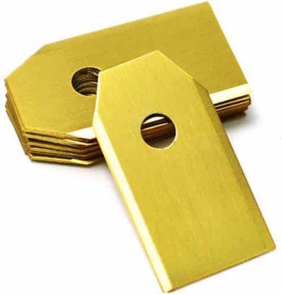 Une pile de lames rectangulaires dorées avec un trou rond au centre, sur fond blanc.