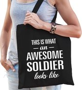 Awesome soldier / geweldige soldate / militair cadeau katoenen tas zwart voor dames - kado tas /  beroepen / tasje / shopper