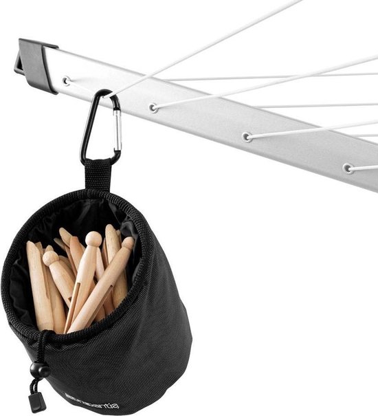 Zwart Brabantia wasknijperzakje, gevuld met houten knijpers, hangend aan een waslijn.