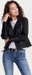 Zwarte imitatieleren bikerjack met asymmetrische ritssluiting, gestreept shirt en jeans.