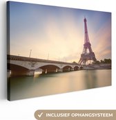 Canvas Schilderij Parijs - Eiffeltoren - Brug - 90x60 cm - Wanddecoratie